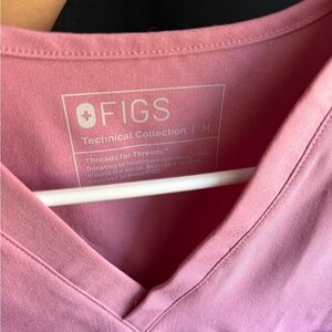 FIGS Women's Pink scrub set